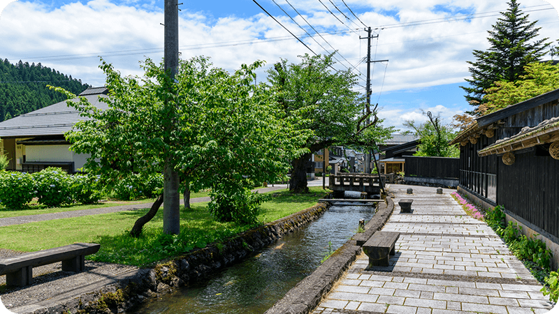 町のメインシンボルである「金山大堰」の画像